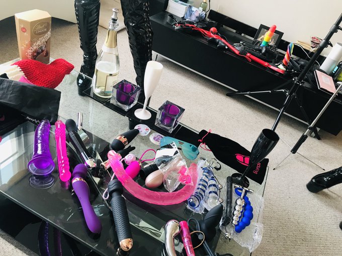 Last year we were on the naughty list. This year won&rsquo;t be any different! 🎅🎄🎁 @JennKeellings @MissJadeWinter<a href="/tag/rollergirl"class="tags"><span>#rollergirl</span></a><a href="/tag/glamblader"class="tags"><span>#glamblader</span></a><a href="/tag/stairbash"class="tags"><span>#stairbash</span></a>