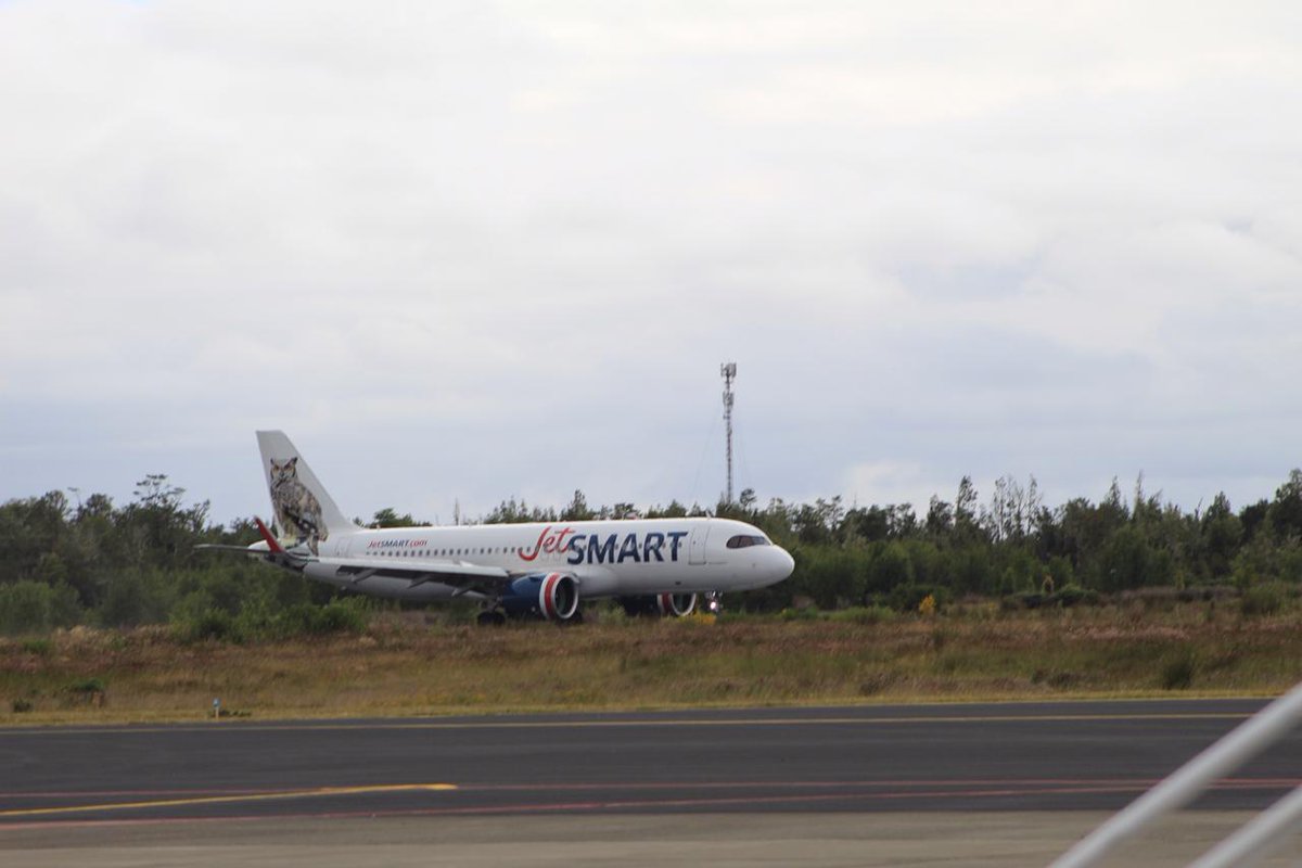 radiochiloe's tweet photo. #Dalcahue: esta mañana arribó al Aeródromo de Mocopulli el primer vuelo de la aerolínea JetSmart proveniente desde #Santiago en el reinicio de las operaciones del terminal aéreo. La línea aérea también anunció traslados a #Concepcion y #PuntaArenas. https://t.co/LAVsStMGgZ