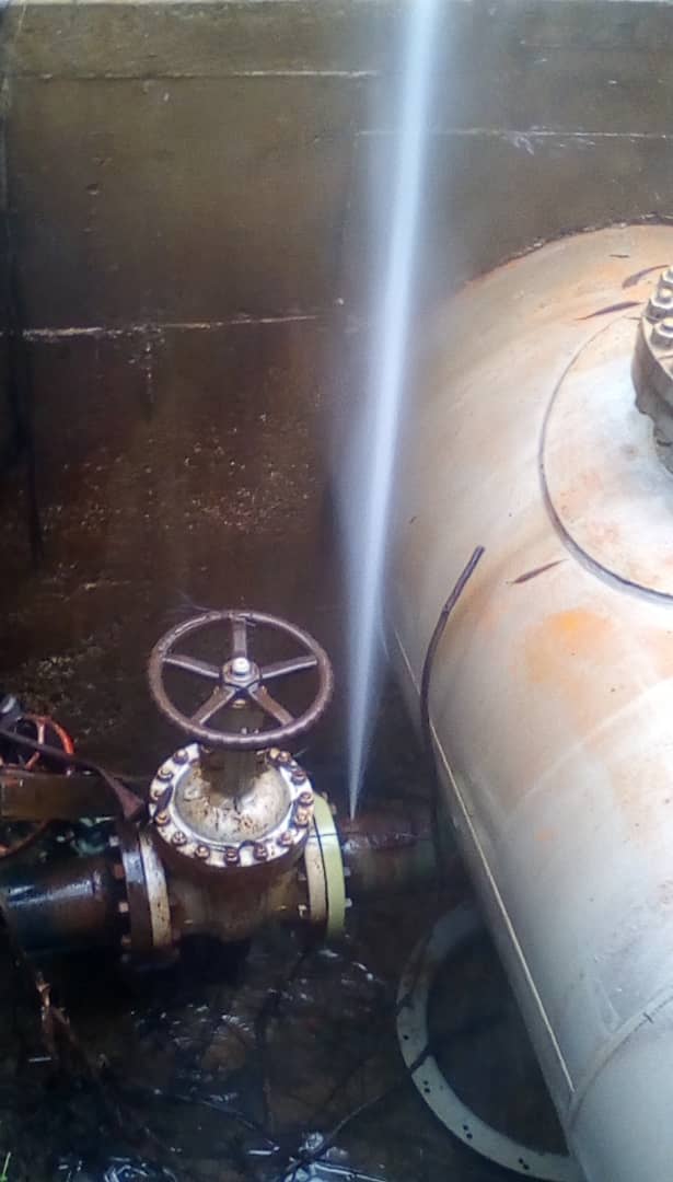 22DIC | Mcpio. Los Salias (Miranda) Cuadrilla de mantenimiento de Hidrocapital, reparó tubería de 12 pulgadas en el sector Figueroa. Se procedió a colocar lámina de acero y puntos de soldadura. #AlServicioDelPueblo✊🏽🇻🇪 <a href="/NicolasMaduro/">Nicolás Maduro</a> <a href="/NestorLReverol/">Néstor Reverol</a>