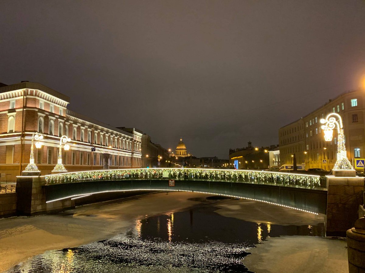 Holidays are coming, and #StPetersburg is getting beautifully decorated😍 Russians are also getting ready for #NewYear, as for us #Christmas takes place on Jan 7, and New Year celebration is the biggest event of the year! st-petersburg.guide #annagaplichnaya #photography