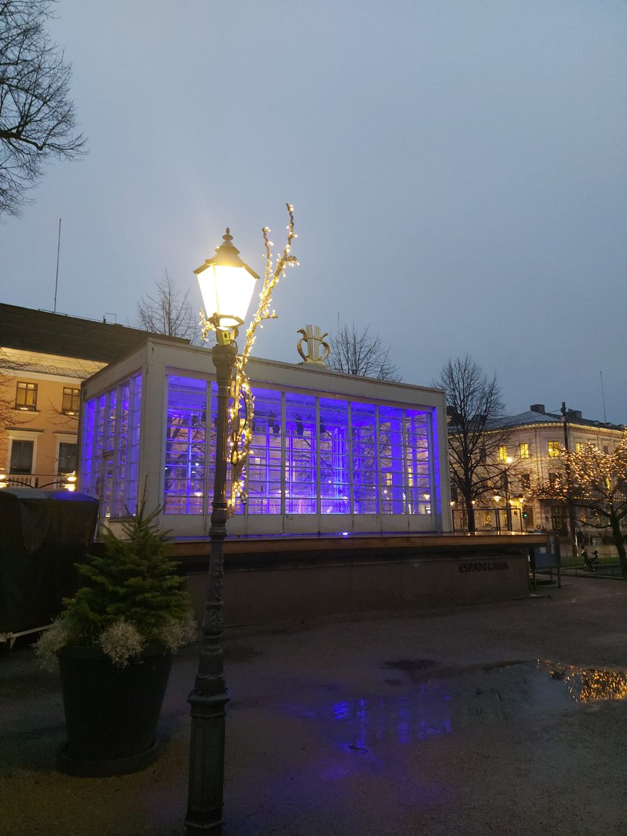 Savoyteatteri's tweet photo. Espan lava tarvitsi mielestämme tunnelmavalaistuksen. Olkaa hyvät.
Hyvää joulua!
#espanlava #kesakoittaapian #SuviSaapuuJoskus #Joulukivaa
@helsinki https://t.co/sTviKMeQiR