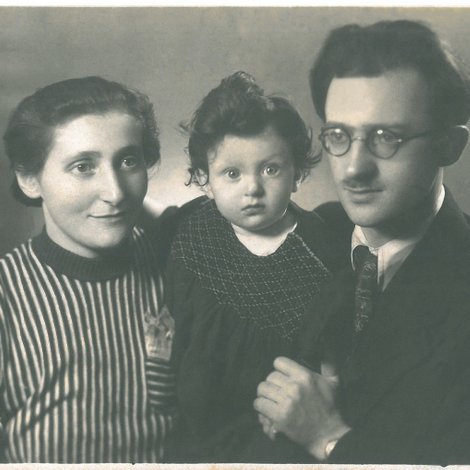 Avrom and Freydke Sutzkever with their daughter, Rina, in Tel Aviv after they immigrated to Israel. 

#VerVetBlaybn? #װערװעטבלײַבן #WhoWillRemainFilm #AvromSutzkever #documentary #Israel #TelAviv #familyportrait #immigrationstories