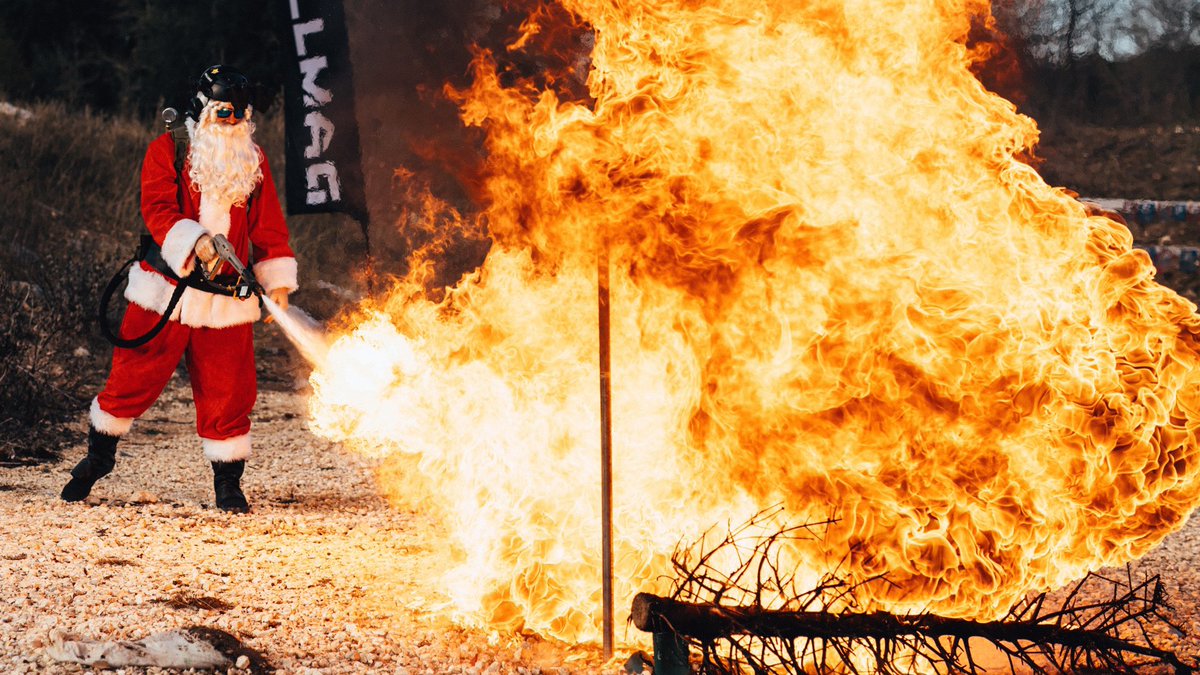 FullmagOfficial's tweet photo. Santa Claus Sprays Fire and Lead
π€π
π₯
https://t.co/3syzAMITWG #fullmag #slowmo #50cal #Christmas #flamethrower https://t.co/qKdWrTt293