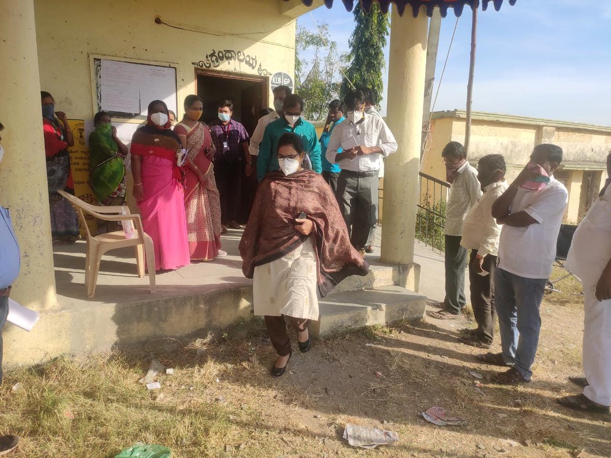 Kalaburgivarthe's tweet photo. #GPElections

ಗ್ರಾಮ‌ ಪಂಚಾಯತಿಯ ಮೊದಲನೇ ಹಂತದ ಚುನಾವಣೆ ಇಂದು ನಡೆದಿದ್ದು, ಜಿಲ್ಲಾಧಿಕಾರಿ ವಿ.ವಿ.ಜ್ಯೋತ್ಸ್ನಾ ಅವರು ಮಂಗಳವಾರ ಕಲಬುರಗಿ ತಾಲೂಕಿನ ಕುಸನೂರ ಮತ್ತು ನಂದೂರ ಗ್ರಾಮದ‌ ಮತಗಟ್ಟೆಗಳಿಗೆ ತೆರಳಿ ಮತದಾನ ಪ್ರಕ್ರಿಯೆ‌ ವೀಕ್ಷಿಸಿದರು

@Karnataka_DIPR @ceo_karnataka @ECISVEEP @deokalaburagi @MiraskarRavi https://t.co/gyFhWpIR6f