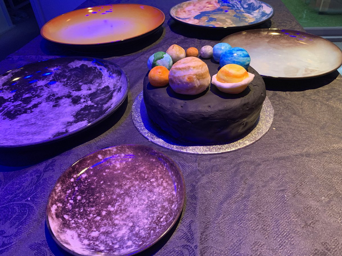 percy_denise's tweet photo. Christmas Cake done ✅
@RealFabianBerg
@OpenUniversity
@OU_SPS
@Mikethebotanist
@PhysicsCakes
#S111OpenStudio
#Topic4
#GreatConjunction2020 https://t.co/AtDjskAquR