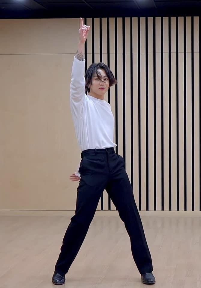 jungkook insane body proportions ; a mf thread :