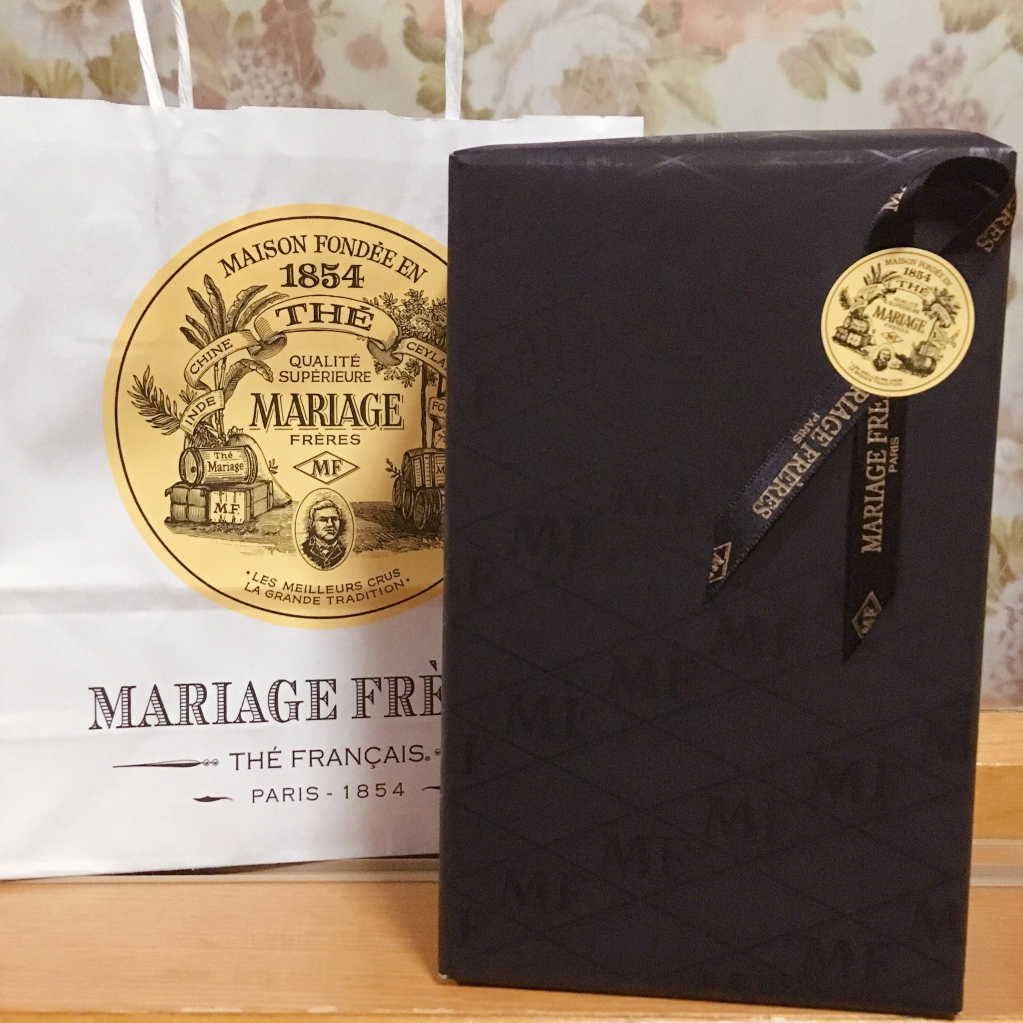 エリーさんのツイート 今日は職場の先輩に結婚祝いでマリアージュフレールの ウェディング と ウェディングインペリアル をいただいた 明日の朝いただく 彼とではなく紅茶好きな母と楽しみたい