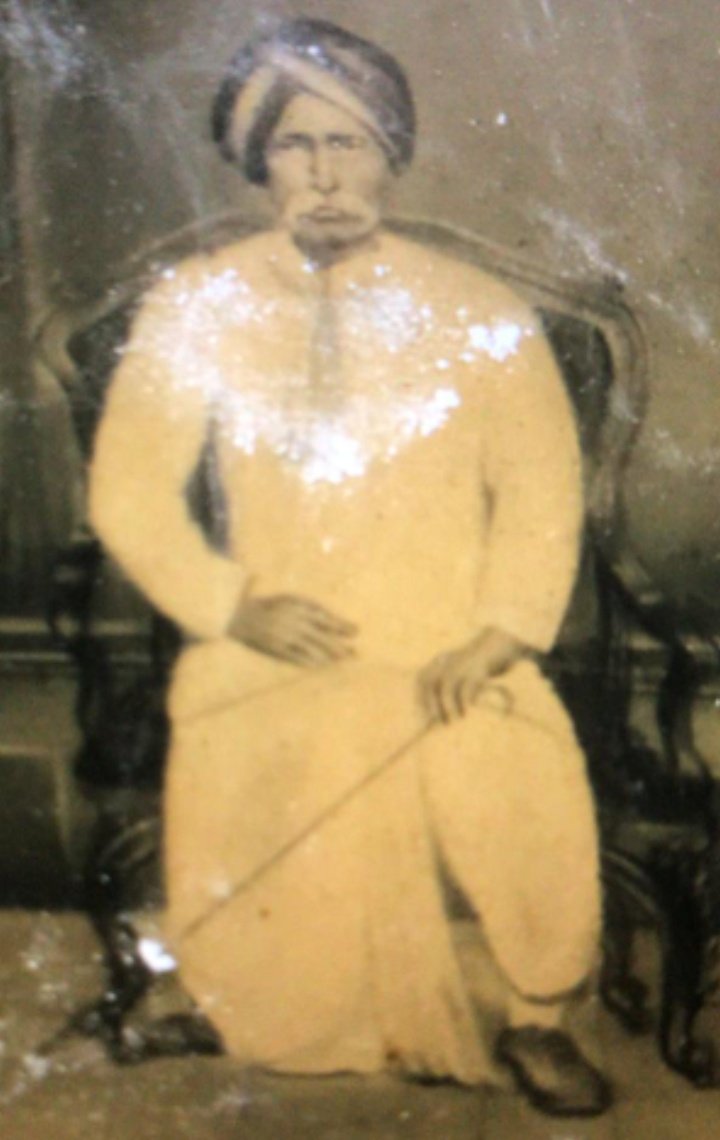 Dalibandhu Patnaik was army in- charge of the Hyderabad Nizam for Ganjam, while Jagannath Patnaik was an engineer in the British ruling India.Out Of the 11 sons of Jagannath Patnaik, Bijubabu's father, Shri Laxminarayan Pattanik was 5th one.3/n