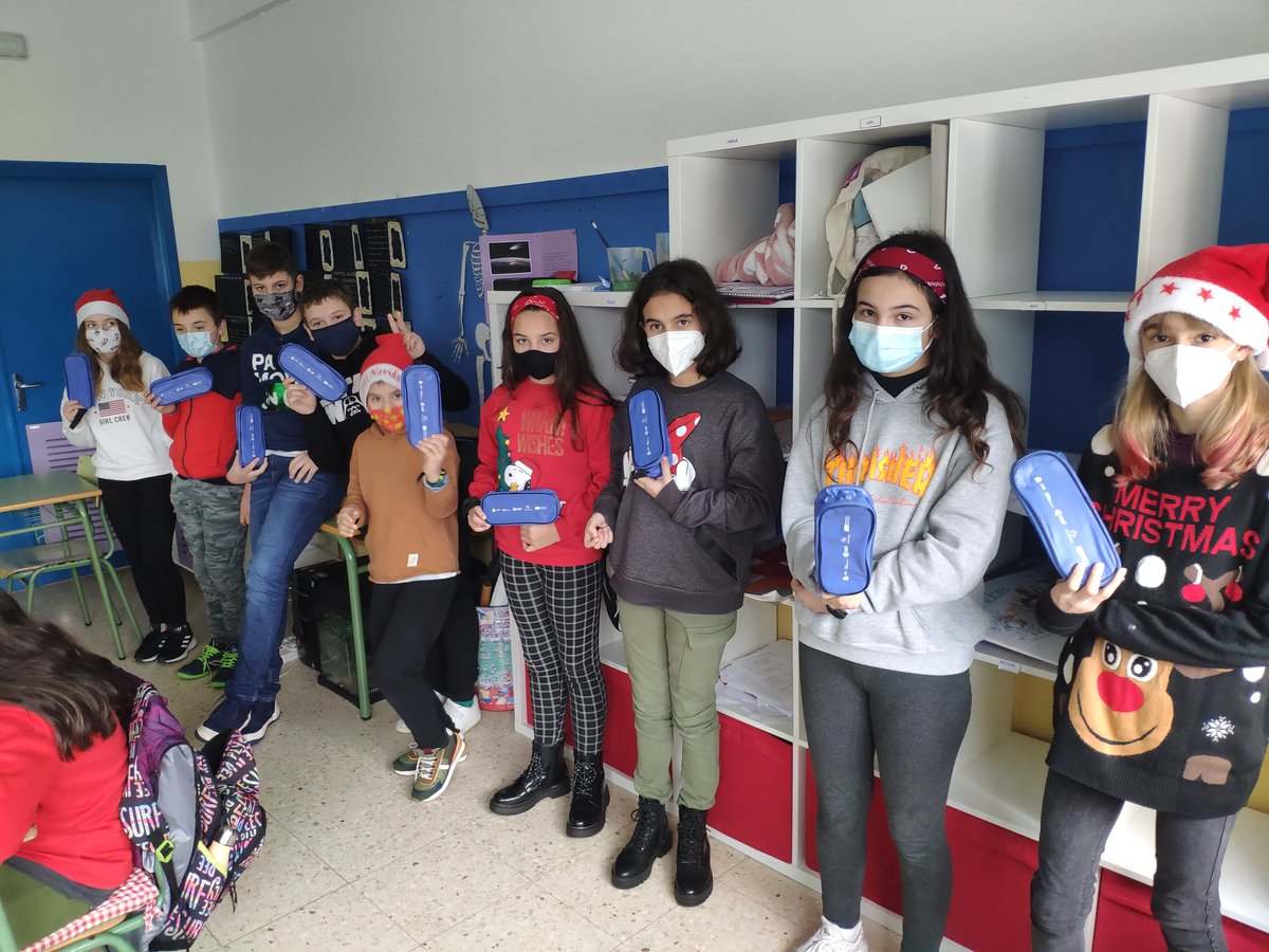 sigueiroschool's tweet photo. And today @eTwinning_es gave us these lunchboxes as presents for getting the Quality Label in 2019 with our project #RobotEuropeanDance. Thank you! #MerryChristmas https://t.co/eMcXRdlR9F