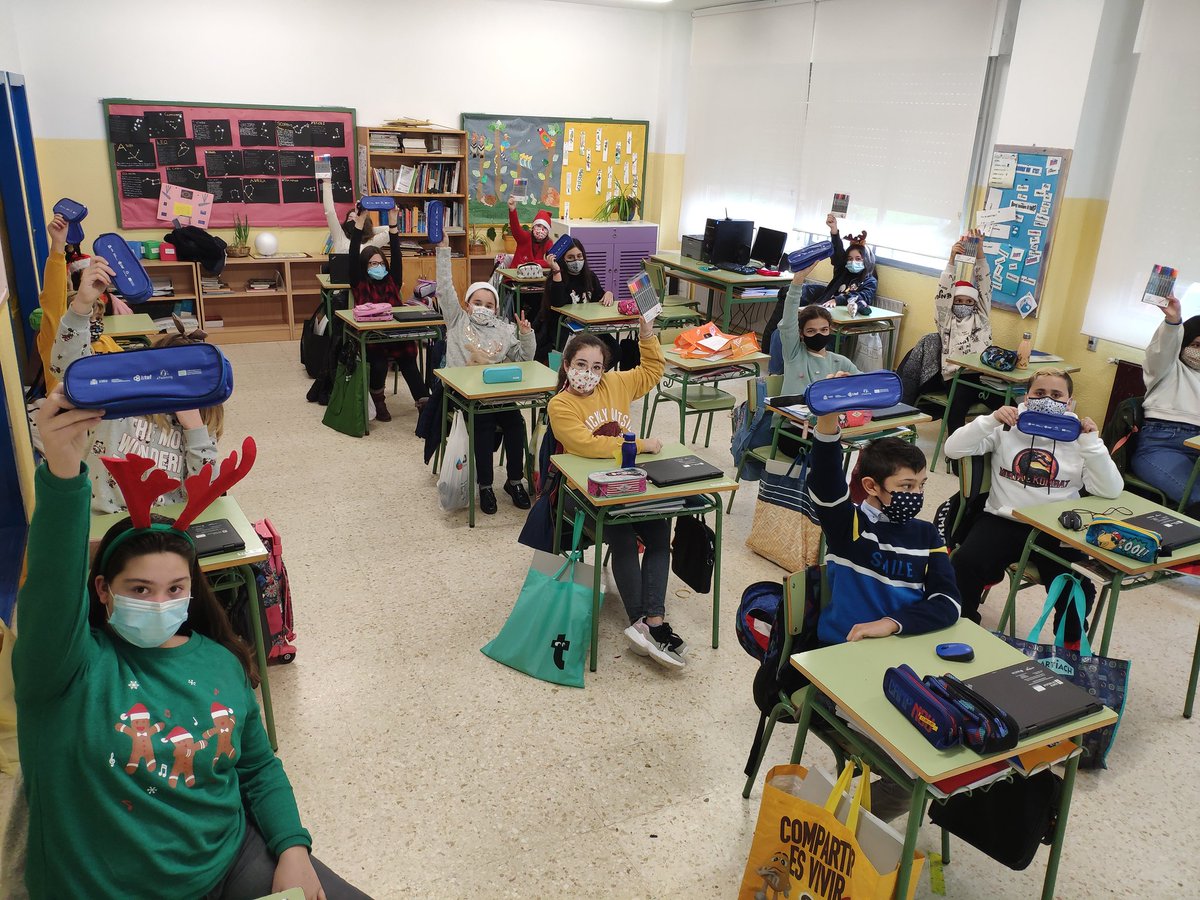sigueiroschool's tweet photo. And today @eTwinning_es gave us these lunchboxes as presents for getting the Quality Label in 2019 with our project #RobotEuropeanDance. Thank you! #MerryChristmas https://t.co/eMcXRdlR9F