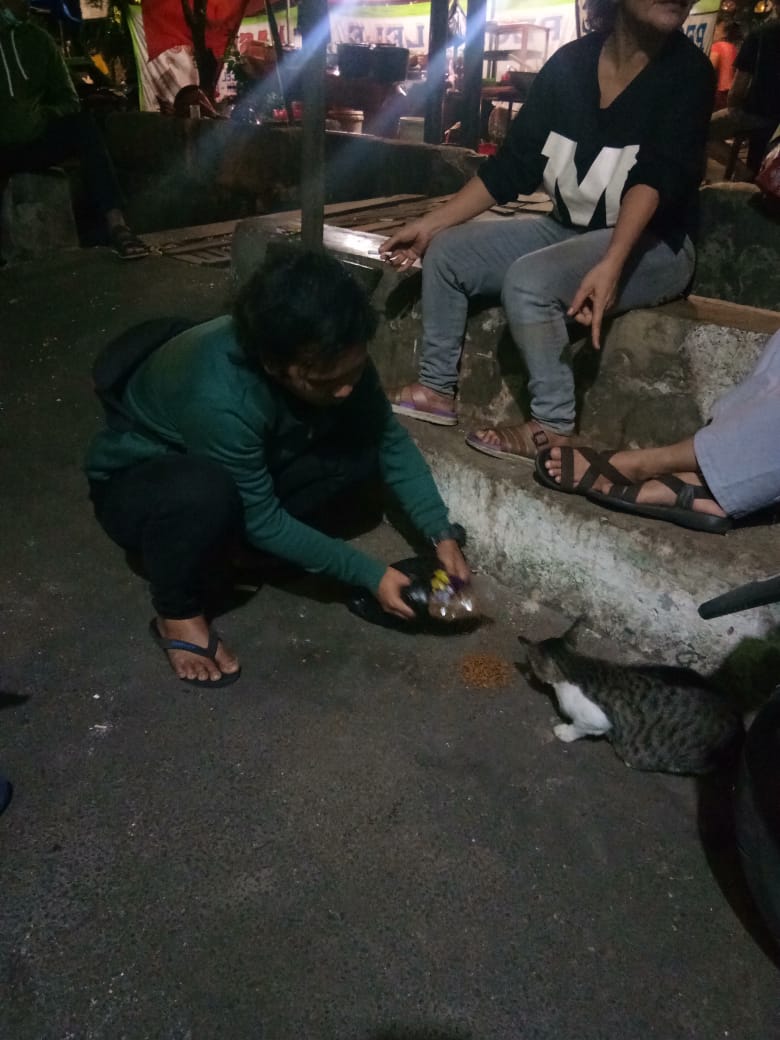 rangga_pion's tweet photo. Saling mengasihi sesama mahluk itu indah 🤗🤗😻😻 https://t.co/VnNF1iL4DN