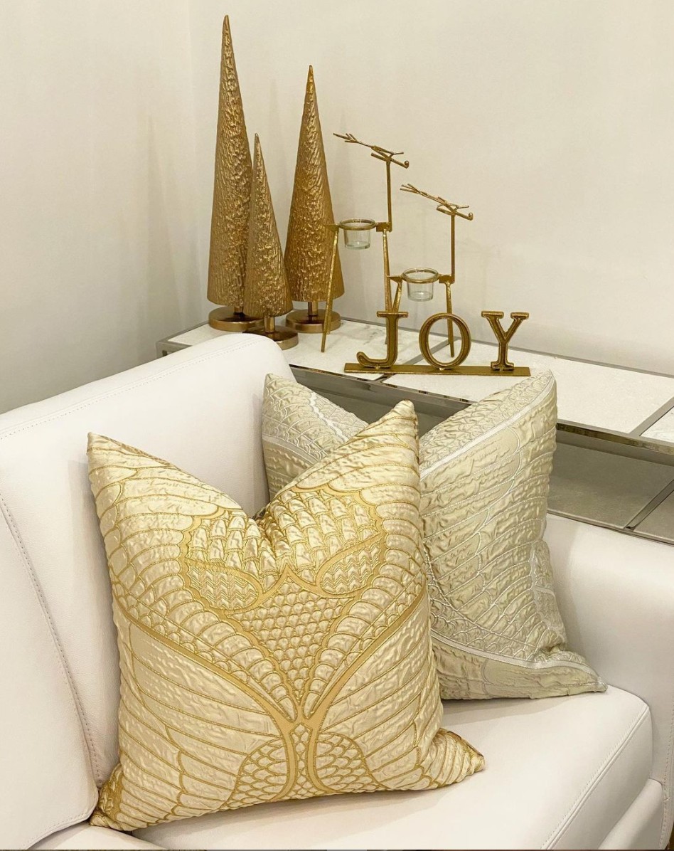 Match your toss cushions to festive accessories for a look that’s sure to bring joy to your family this holiday season!🎄