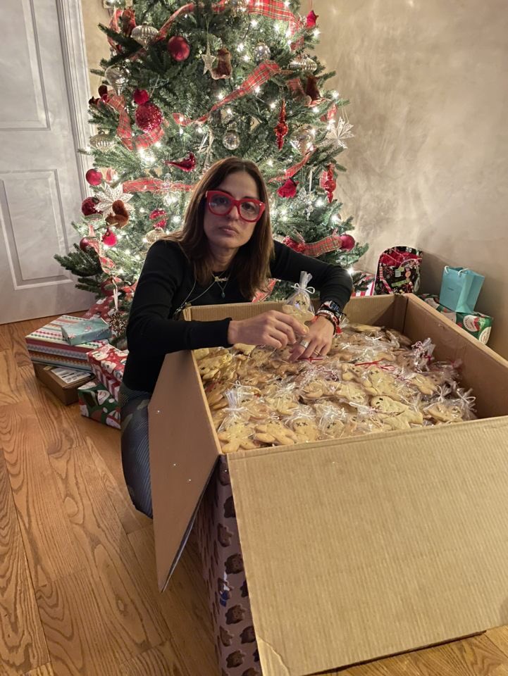 ChangeTheRef's tweet photo. @patricia_padauy is on her way to deliver the cookies to the NRA. Keep watching our accounts today to see the cookie delivery!
#changetheref #joaquinoliver #nra #gunviolenceprevention #gunviolenceawareness https://t.co/fkHq4hbTh6