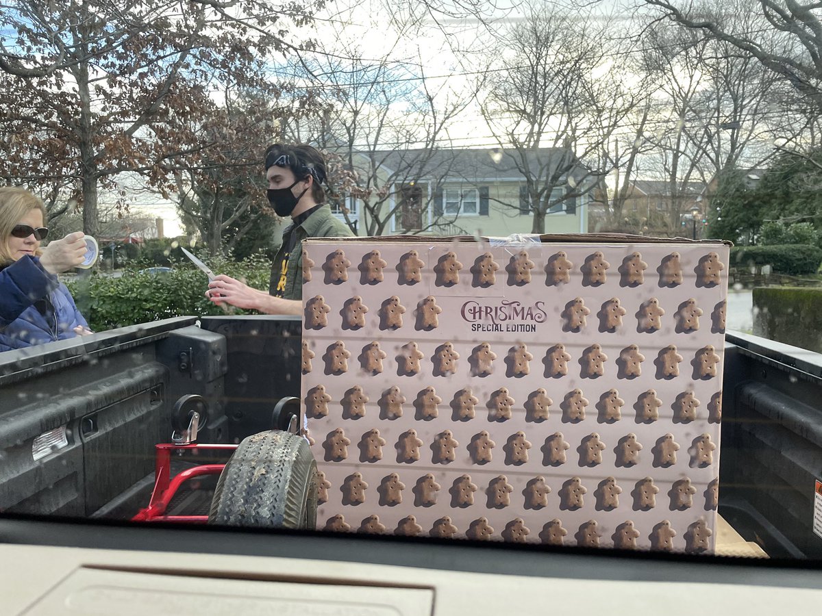 ChangeTheRef's tweet photo. @patricia_padauy is on her way to deliver the cookies to the NRA. Keep watching our accounts today to see the cookie delivery!
#changetheref #joaquinoliver #nra #gunviolenceprevention #gunviolenceawareness https://t.co/fkHq4hbTh6