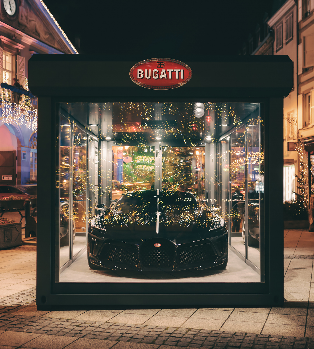 Bugatti's tweet photo. An exclusive exhibition of La Voiture Noire has been set up in the city center in Molsheim, where this icon of automotive haute couture awes passersby from within an elegant glass case. 

#BUGATTI #BUGATTILaVoitureNoire #LaVoitureNoire
_
Fuel consumption: https://t.co/48V6IPTi6n https://t.co/sUO220Bn5j