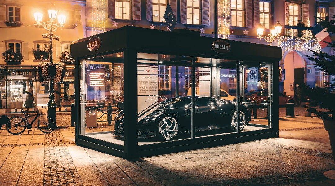 Bugatti's tweet photo. An exclusive exhibition of La Voiture Noire has been set up in the city center in Molsheim, where this icon of automotive haute couture awes passersby from within an elegant glass case. 

#BUGATTI #BUGATTILaVoitureNoire #LaVoitureNoire
_
Fuel consumption: https://t.co/48V6IPTi6n https://t.co/sUO220Bn5j