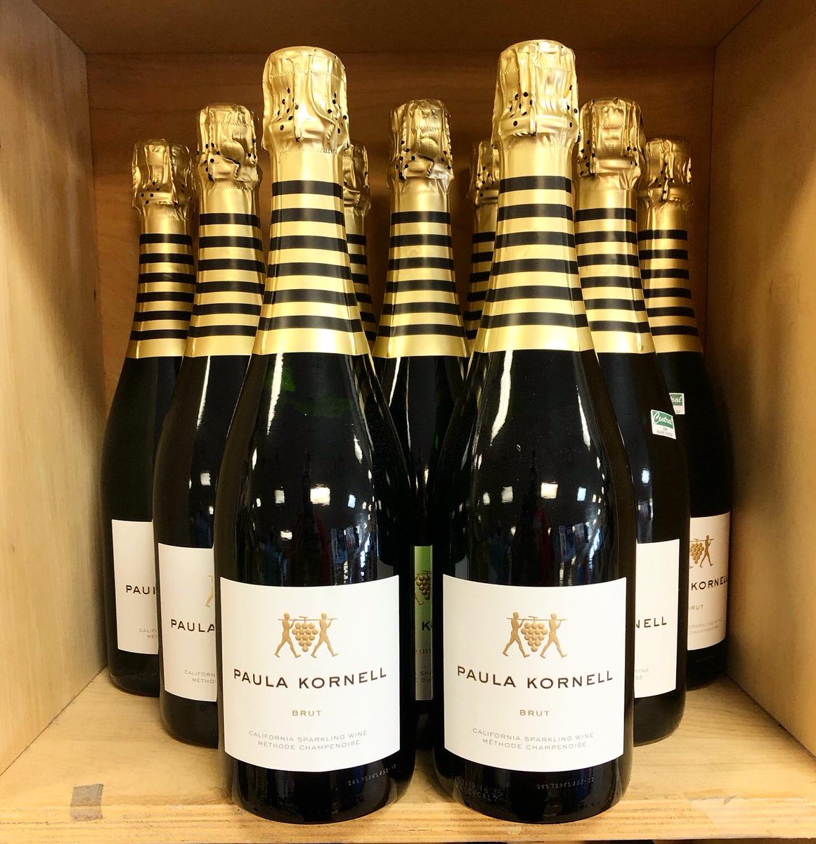 BootleggersBev's tweet photo. *LIMITED SPARKLING* perfect for the holidays! Swipe to see the amazing review &amp; an amazing price 👀
•
#paulakornellsparklingwine #buylocal #shoplocal #cheers #holidaysparkling #3days #bootleggers https://t.co/LATMhPTMQZ