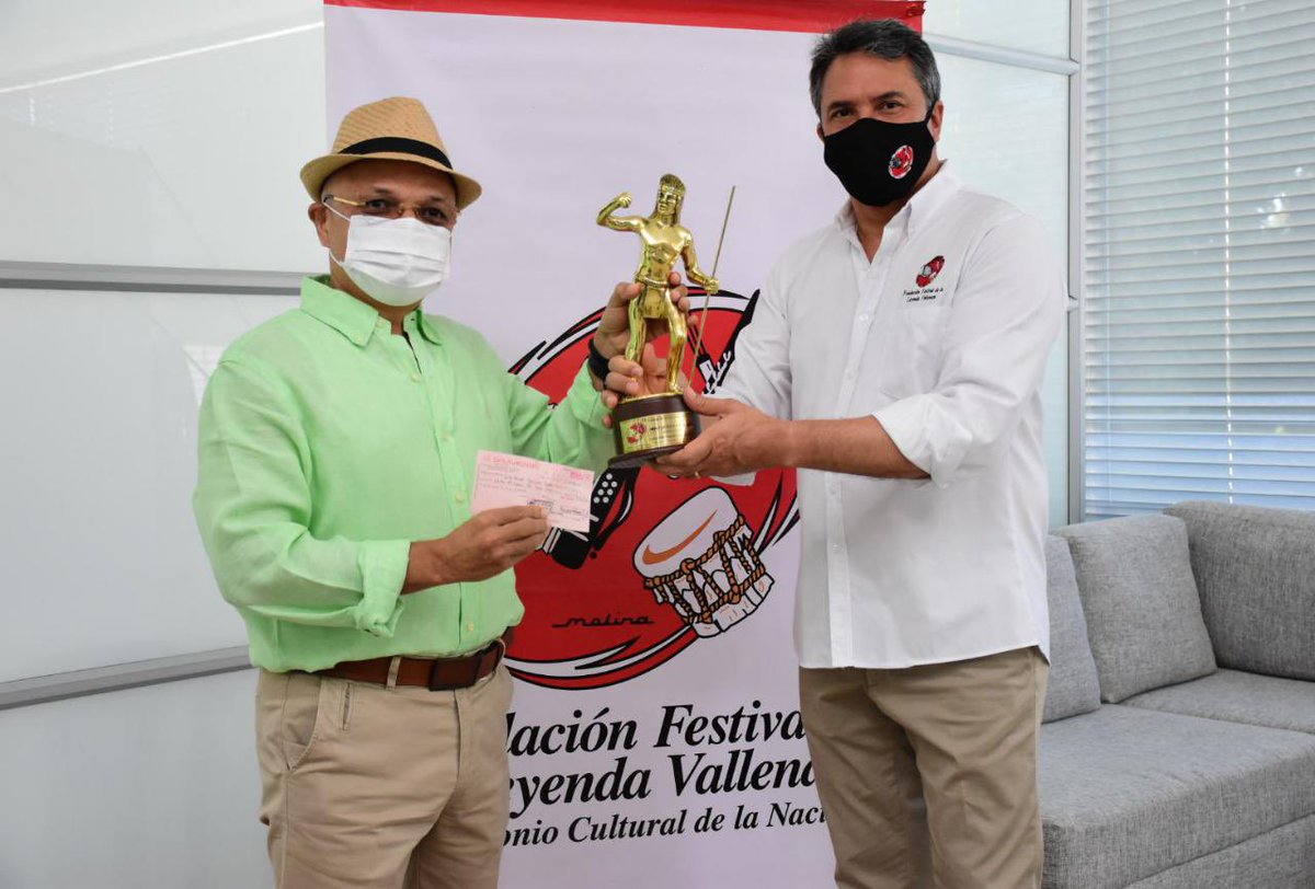FESVALLENATO's tweet photo. El Rey de la Canción Vallenata Inédita en el 53 #FesvallenatoVirtual , Luis Ángel Rodríguez Bolaño, también recibió su premio de manos del presidente @rodolfomolinaraujo 
El @DrLuisAngelR ganó con el paseo ‘Me enseñaste’. 
@mincultura @AlcaldiaVpar https://t.co/GbDlFafUv1