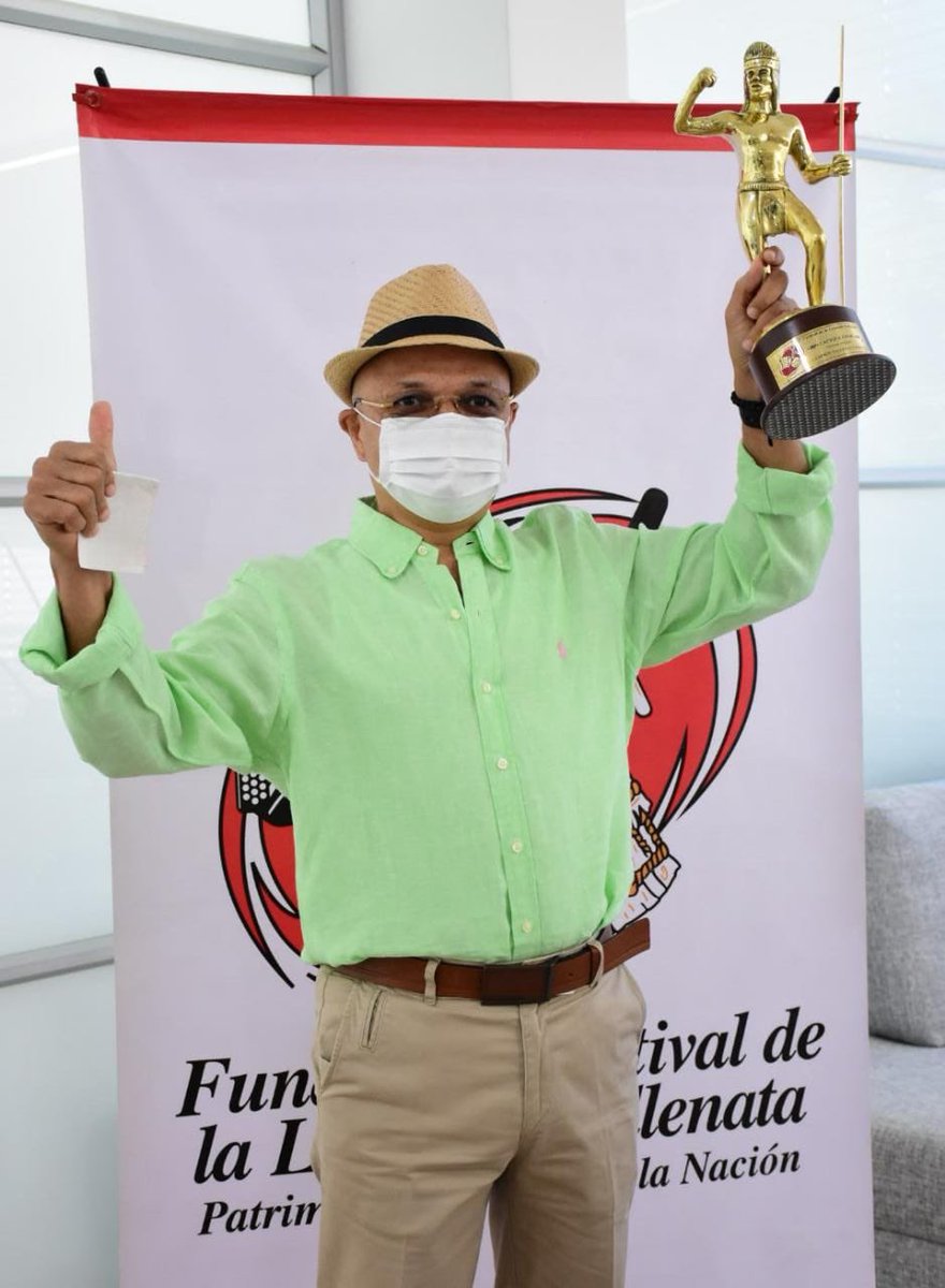 FESVALLENATO's tweet photo. El Rey de la Canción Vallenata Inédita en el 53 #FesvallenatoVirtual , Luis Ángel Rodríguez Bolaño, también recibió su premio de manos del presidente @rodolfomolinaraujo 
El @DrLuisAngelR ganó con el paseo ‘Me enseñaste’. 
@mincultura @AlcaldiaVpar https://t.co/GbDlFafUv1