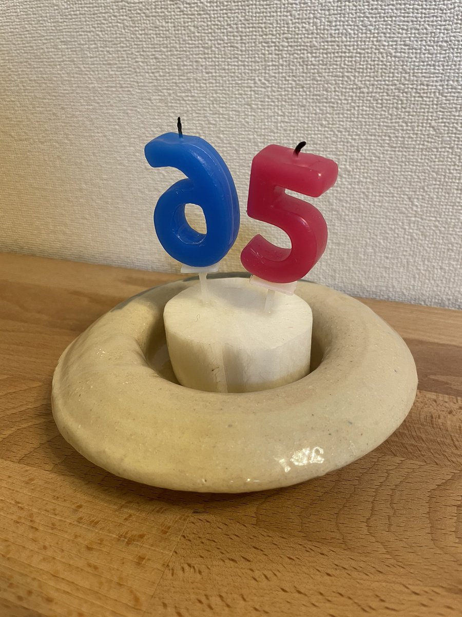 なかねかな 0時ぴったりにお誕生日のパパのお祝いしたんだけど ろうそくの土台になるもんないから大根の切れ端にしたのと ろうそく吹き終わった後に6の向き間違えてたのに気付いたこと以外は大成功でした 65歳のお誕生日おめでとう なかねかな 0時ぴったりにお誕生日のパパのお祝いしたんだけど ろうそくの土台になるもんないから大根の切れ端にしたのと ろうそく吹き終わった後に6の向き間違えてたのに気付いたこと以外は大成功でした 65歳のお誕生日おめでとう