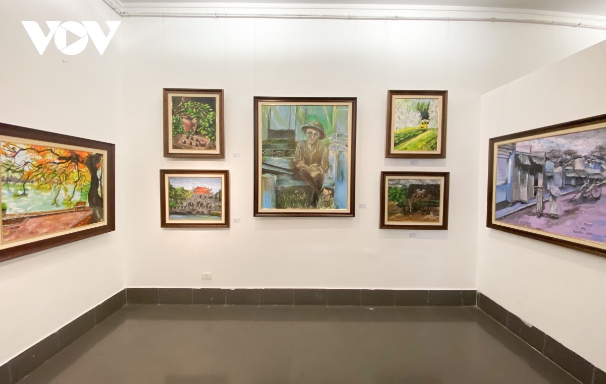 StJamesSchoolGY's tweet photo. Congratulations to Senior pupil, Joanne who held an exhibition at Vietnam Fine Art Museum. She had some beautiful artwork on display, following the exhibition she held a workshop to assist others with drawing. https://t.co/A6oQSljOjq