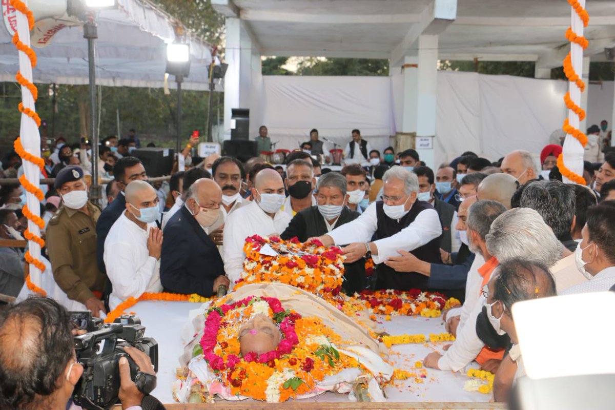 ChhattisgarhCMO's tweet image. मुख्यमंत्री श्री भूपेश बघेल आज दुर्ग मुक्तिधाम में अविभाजित मध्यप्रदेश के पूर्व मुख्यमंत्री और वरिष्ठ नेता श्री मोतीलाल वोरा के अंतिम संस्कार में शामिल हुए। उन्होंने श्री वोरा की पार्थिव देह पर पुष्पचक्र अर्पित कर श्रद्धांजलि देकर उन्हें अंतिम बिदाई दी।