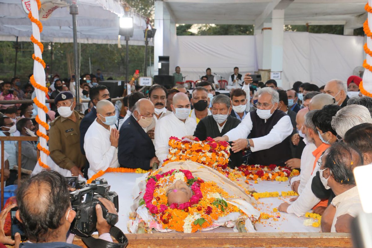 ChhattisgarhCMO's tweet image. मुख्यमंत्री श्री भूपेश बघेल आज दुर्ग मुक्तिधाम में अविभाजित मध्यप्रदेश के पूर्व मुख्यमंत्री और वरिष्ठ नेता श्री मोतीलाल वोरा के अंतिम संस्कार में शामिल हुए। उन्होंने श्री वोरा की पार्थिव देह पर पुष्पचक्र अर्पित कर श्रद्धांजलि देकर उन्हें अंतिम बिदाई दी।