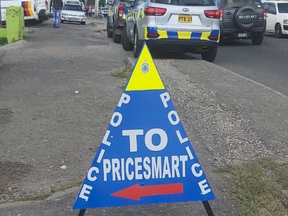 JamaicaGleaner's tweet photo. Temporary system imposed to manage PriceSmart traffic https://t.co/r7gOKGb1gv https://t.co/X0Xy66zyH7