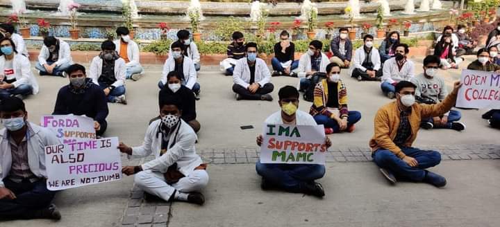 official_aimsa's tweet photo. Day 2 of silent protest 

Open non covid services at lok Nayak hospital 

It's so disheartening that doctors have to fight even for this. 
Request to the public to support our cause. 
The warriors sitting on road

Support them @PMOIndia @drharshvardhan @MoHFW_INDIA https://t.co/afWAteYHkl
