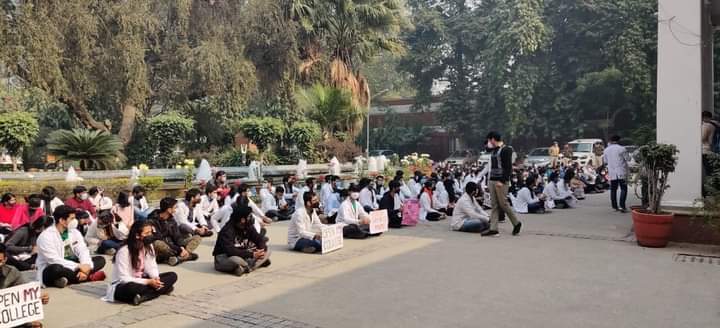 official_aimsa's tweet photo. Day 2 of silent protest 

Open non covid services at lok Nayak hospital 

It's so disheartening that doctors have to fight even for this. 
Request to the public to support our cause. 
The warriors sitting on road

Support them @PMOIndia @drharshvardhan @MoHFW_INDIA https://t.co/afWAteYHkl