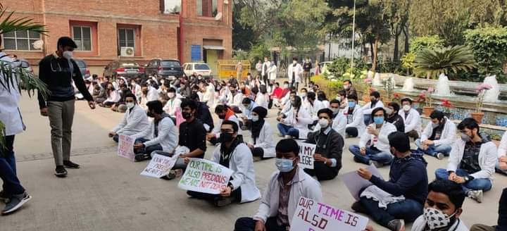 official_aimsa's tweet photo. Day 2 of silent protest 

Open non covid services at lok Nayak hospital 

It's so disheartening that doctors have to fight even for this. 
Request to the public to support our cause. 
The warriors sitting on road

Support them @PMOIndia @drharshvardhan @MoHFW_INDIA https://t.co/afWAteYHkl