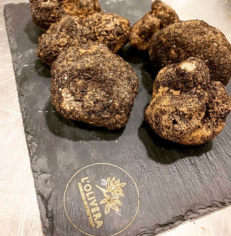 BraseriaOlivera's tweet photo. Ja teniem “mono” de tòfones! #tofones #tresor #hivern #productesdelaterra #productesdeproximitat #bages #santpedor #braseriaolivera https://t.co/CkYRzQqpwd
