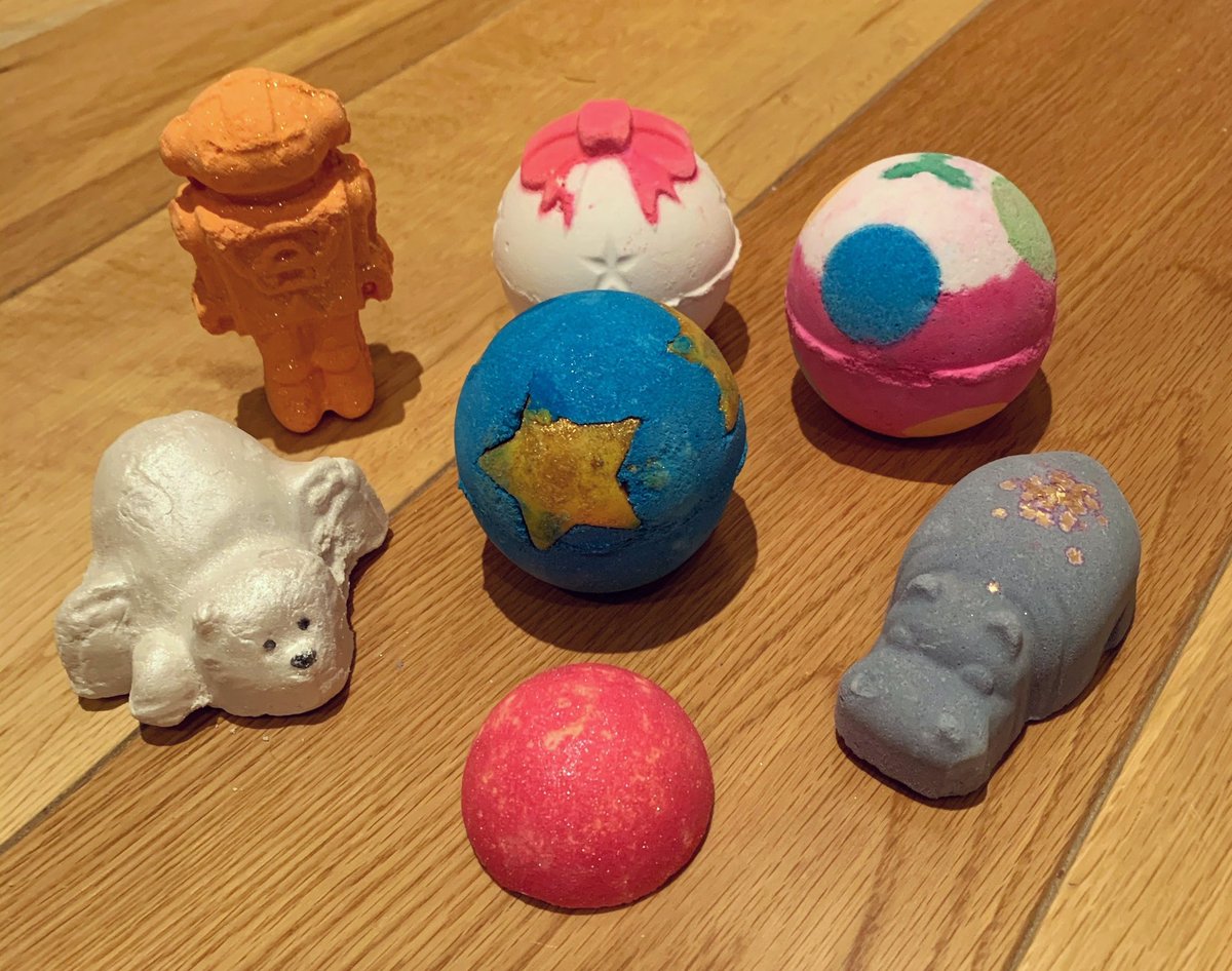 FoodieForce's tweet photo. I've missed my seasonal Lush visits but when this parcel arrived it more than made up for it. Let the festive baths commence @LushLtd #Lush #bbloggers #beauty #bath #bathtime https://t.co/b9aoeUMdmh
