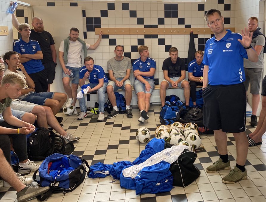 vv_omlandia's tweet photo. We zijn blij om te kunnen mededelen dat we in één klap drie contracten hebben verlengd. Daardoor zijn hoofdtrainer Simon Schuil, B-selectie-trainer Daniel Venhuizen en damestrainer Timothy de Vries ook in 2021-2022 aan Omlandia verbonden. Daar proosten we op! 🍾 https://t.co/As7OEUDThQ