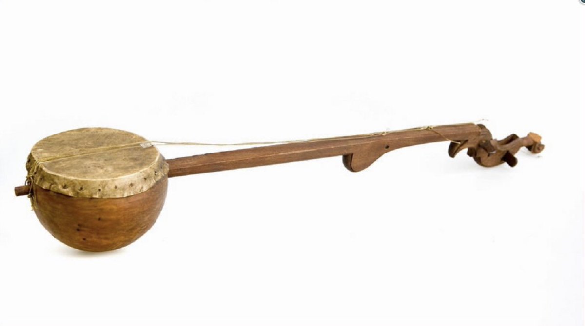 “Creole Bania” is currently on display in the Rijksmuseum voor Volkenkunde (National Museum of Ethnology in Leiden,the Netherlands), it’s considered to be the oldest extant example of the early gourd banjo (c. 1620 – 1860), created by the Afro-Surinamese descendants of slavery