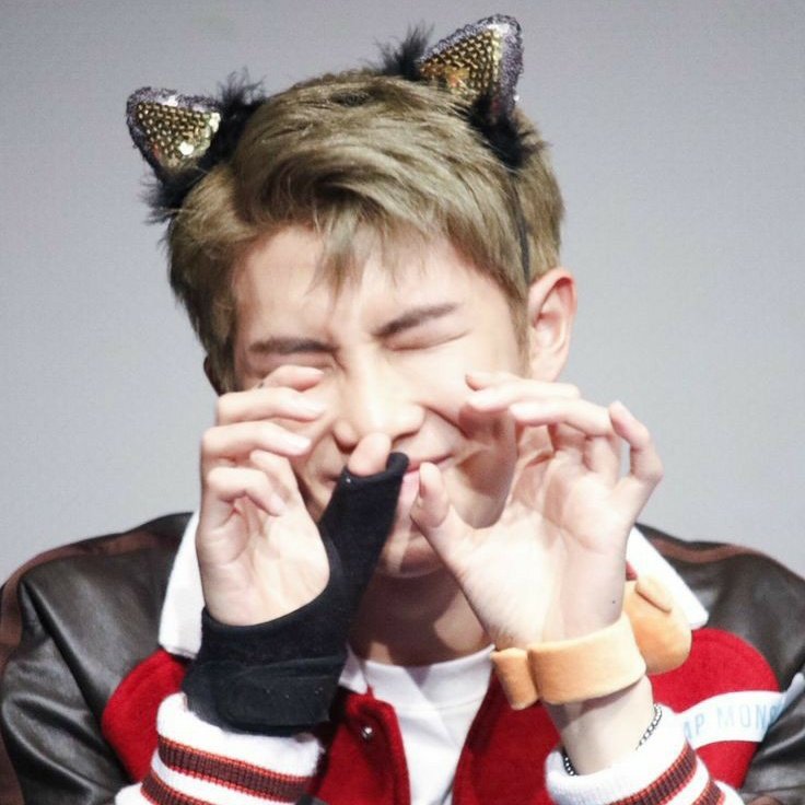 namvithinker's tweet photo. #NAMVI's voice: we are kitties !!!
#비비 #LOONA #남준 #RM #BTS https://t.co/mbb5mWneed