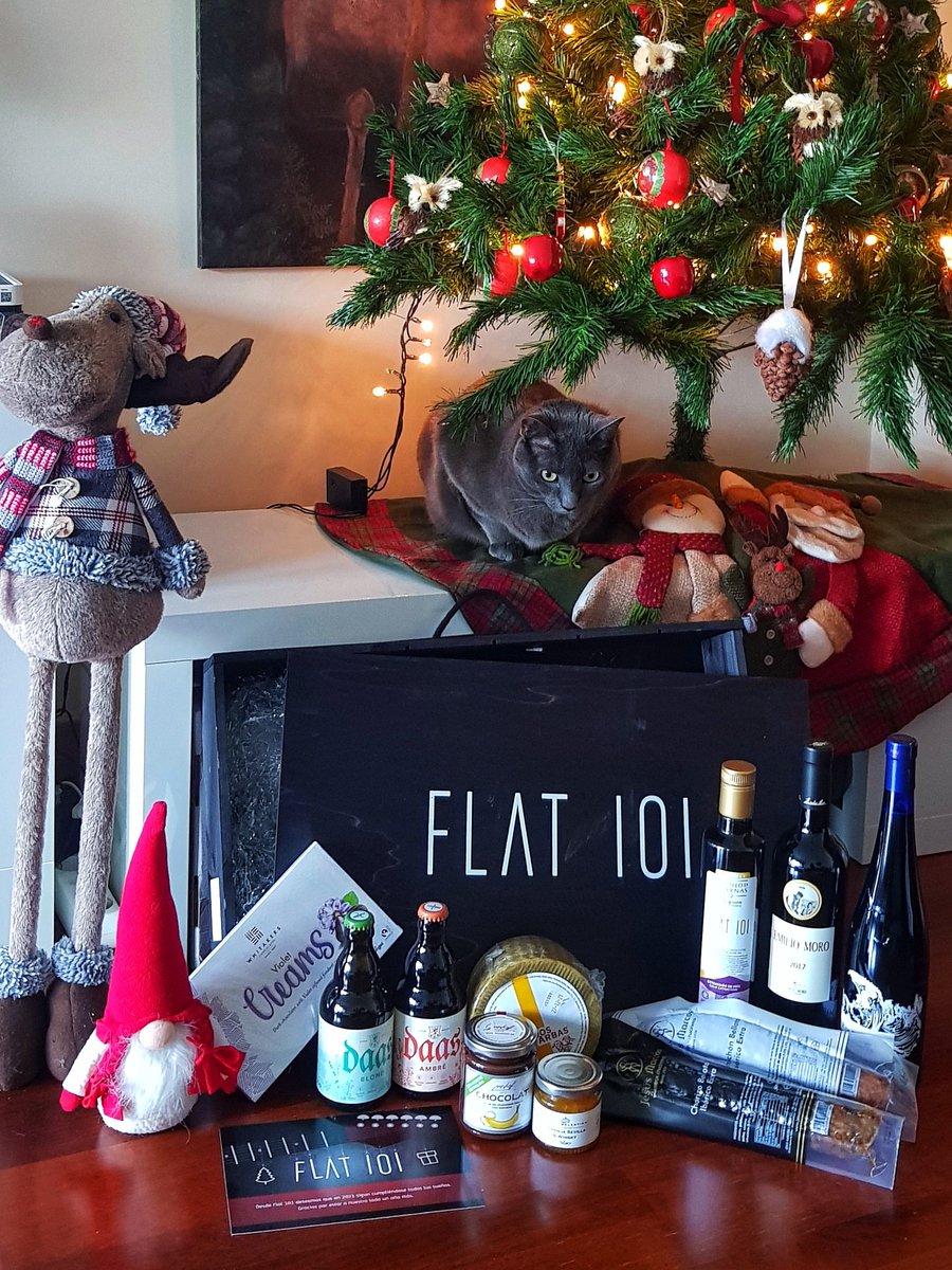 Betlem_'s tweet photo. Sabes que ha llegado la #Navidad cuando te cae la #CajaDeNavidad de @SomosFlat101. Este año con upgraded packaging y aceite personalizado #MuyTop. ¡¡Gracias miiiil!! https://t.co/vazxbI4CmR