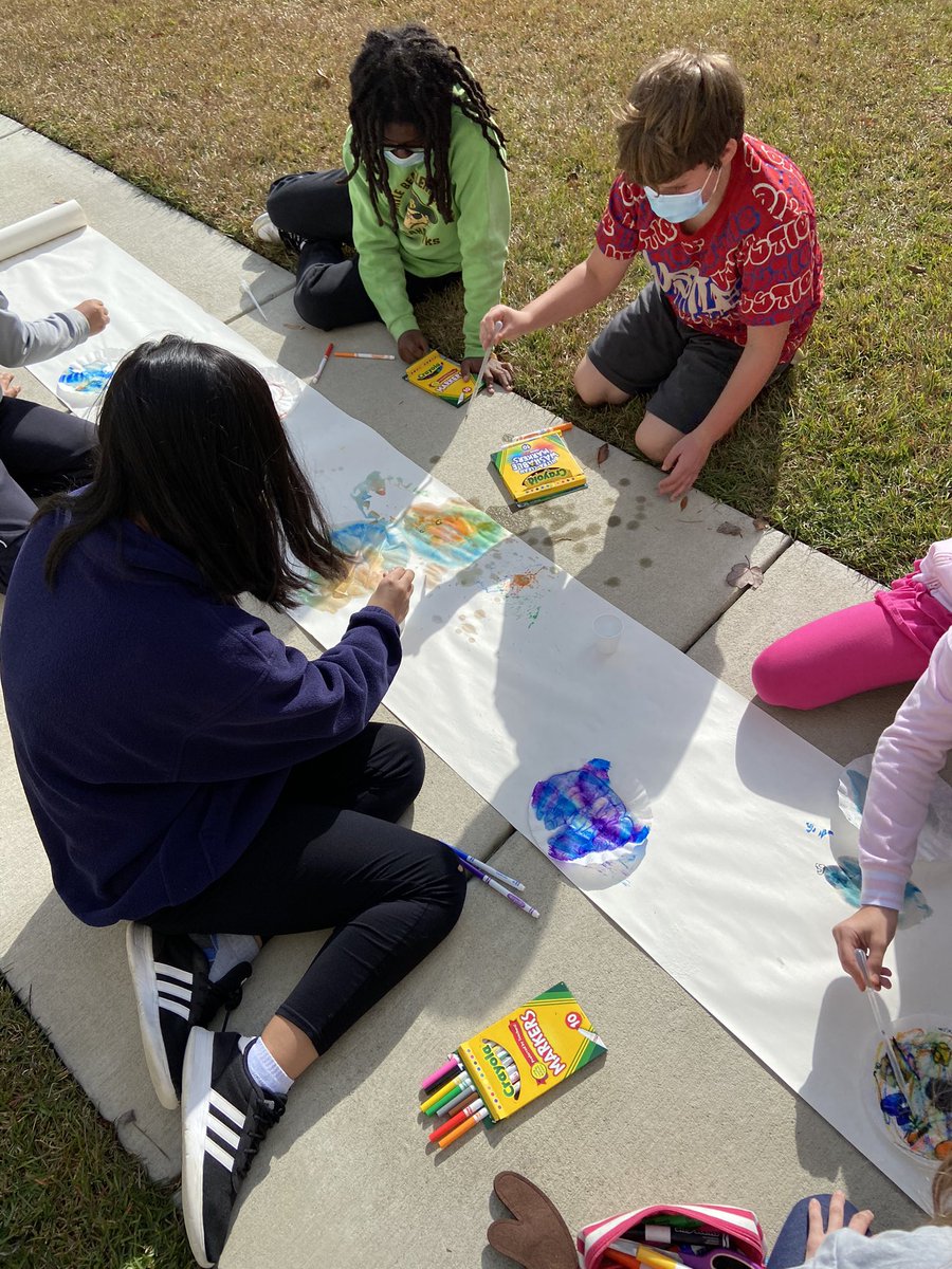 MBESTEM1's tweet photo. Fifth graders getting messy #chromatography #STEAMoutside #StudentLead https://t.co/4JrR44XhC3
