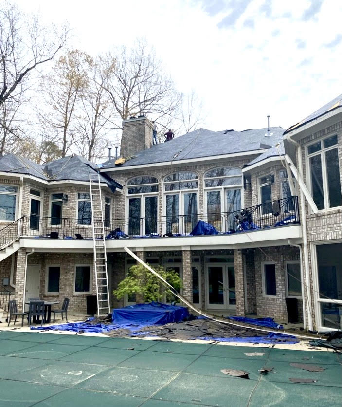 BuildBoldNC's tweet photo. BEFORE and AFTER sneak peak photos of this recently completed full home renovation! 

If you want to start your home remodel in the New Year, contact us TODAY to learn how to get started! Visit our website for more information by clicking the link below:
https://t.co/fT43NsSX3V https://t.co/3JxYdpb79x