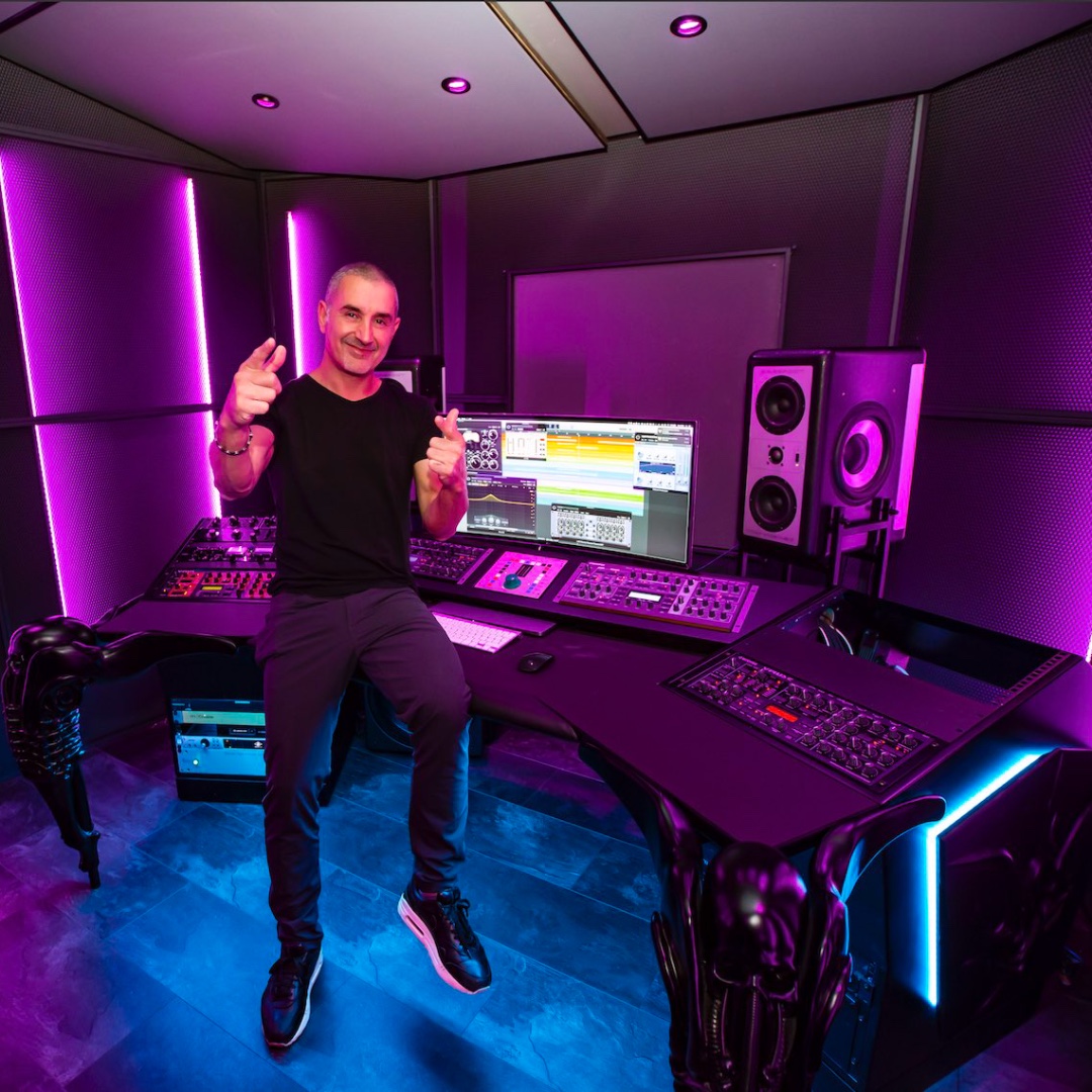 djtheprophet's tweet photo. New things coming in 2021!๐ถ #djtheprophet #hardstyle #hardcoremusic #studio #musicstudio #gigerart #giger #gigerdesk #newmusic #itsmybeat https://t.co/UJgDY32CvK