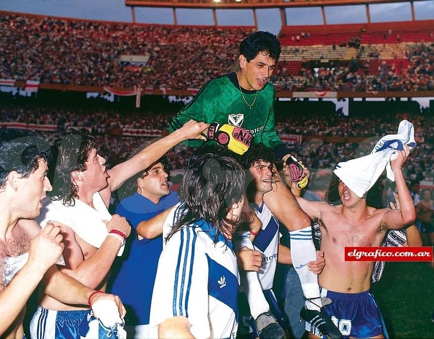 ubaldofillol's tweet photo. Hace treinta años me retiraba del fútbol profesional después de 21 años de carrera. 
Con buenas, regulares o malas actuaciones siempre intenté dar lo mejor en cada partido con el respeto genuino por la camiseta de turno, algo que me siguió hasta mi última función. https://t.co/mIlbIv7Efd