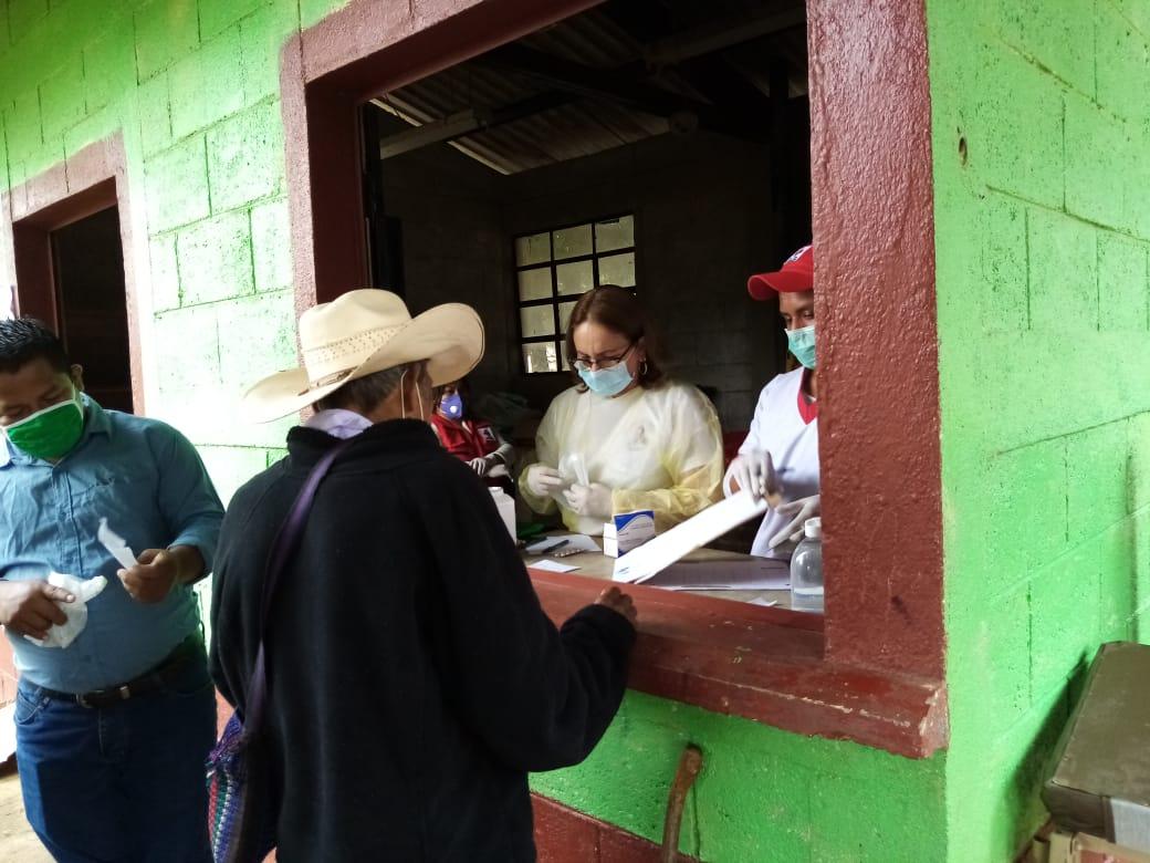 CobanMedica's tweet photo. BMC Cobán realiza Jornada Médica en la Aldea Candelaria Yalicar, municipio Chisec, una de las más afectadas por los Huracanes. Ayudar al que lo necesita no sólo es parte del deber sino de la felicidad. José Martí #CubaSalva #CubaCoopera #CubaPorLaVida https://t.co/qRbmd9VBhQ