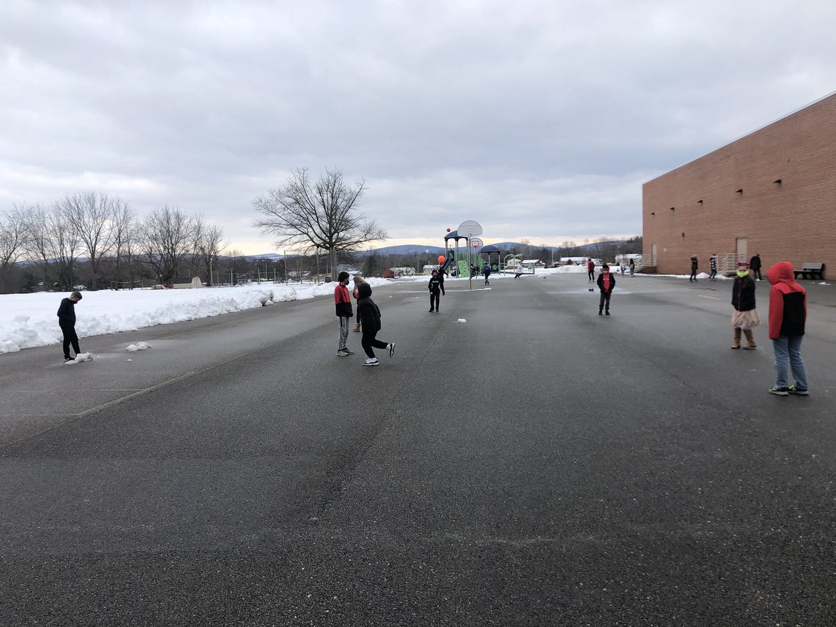 MGordonWYASD's tweet photo. Baby it’s cold outside but these kiddos love it! #wyproud https://t.co/RQZUDeIOCj
