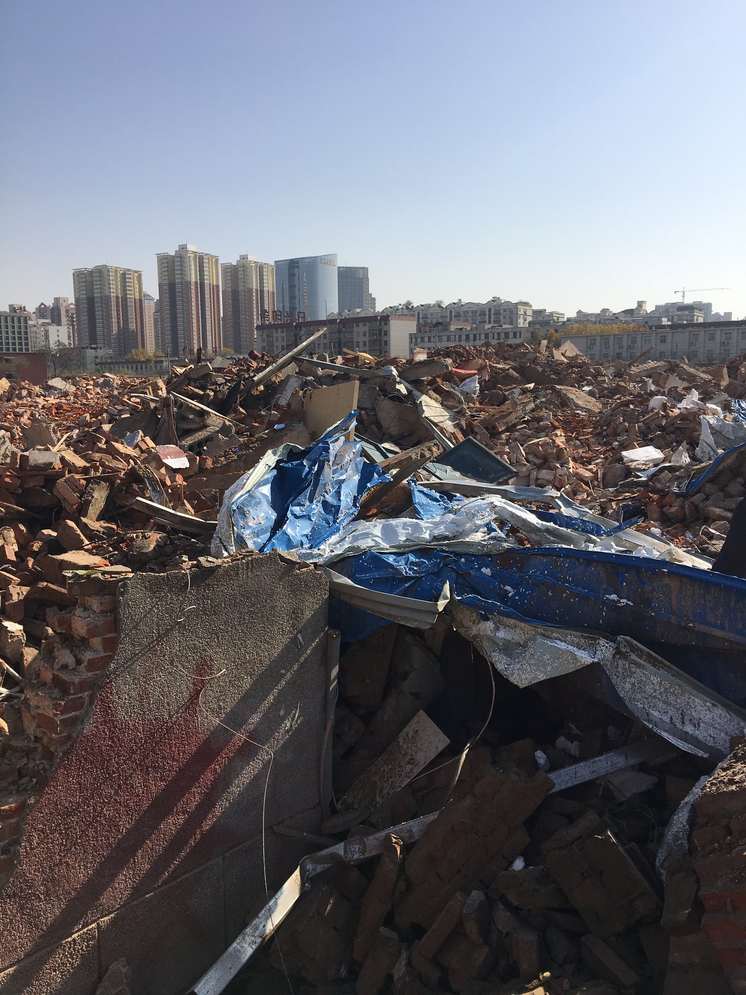 Zhangzhiqi A Tuwita 生活在鬼城 你跟政府讲法治 政府跟你讲政策 你跟政府讲政策 政府跟你耍流氓 真实的中国政府 中国 河南省郑州市管城区政府违法 雇佣黑恶势力强拆了老军人