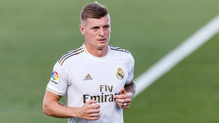 Furthermore, between 2007 & 2017 , 5 of the 7 Champions League winners used a deep-lying playmaker.AC Milan ( Pirlo )Manchester United ( Scholes )Barcelona ( Xavi , Busquets )Bayern Munich ( Kroos )Real Madrid ( Kroos )