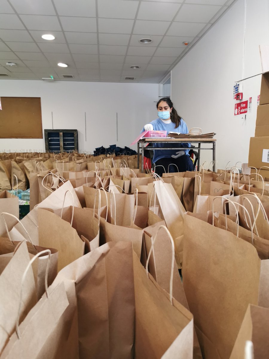 daretocarepack's tweet photo. Happy Holidays! 🎄🎁✨This holiday season we are partnering with Chef @SamBrotchie of Feed Memories for a special #Christmas delivery for those in need - please fill out the form of you are an organisation who would benefit from our service!
https://t.co/tmjqsxsrpC https://t.co/ET1UFjOnRi