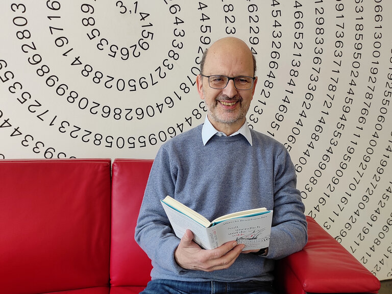 Als kleinen Beitrag, um den Winter in Zeiten von Corona ein wenig erträglicher zu gestalten, hat Prof. Albrecht Beutelspacher Auszüge seines neuen Buchs "Null, unendlich und die wilde 13" eingelesen.
Hier anhören: mathematikum.de/mathematikum-o…