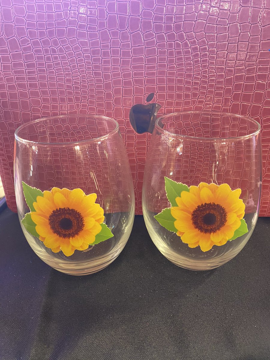 doubledeesllc's tweet photo. Custom Wine Glasses 🌻🌻 https://t.co/fYm6DIvL62
