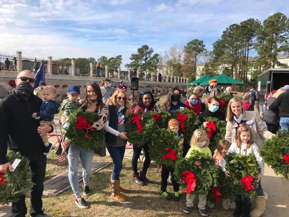 BlueStarFamily's tweet photo. Thanks to our #bsfvolunteers and #BlueStarNeighbors who helped us accomplish our #WAA2020 mission amidst this challenging year. Because of your phenomenal support, we honored veterans at 36+ locations and laid more than 400 wreaths on the graves of American heroes. https://t.co/mD1BiwOLds