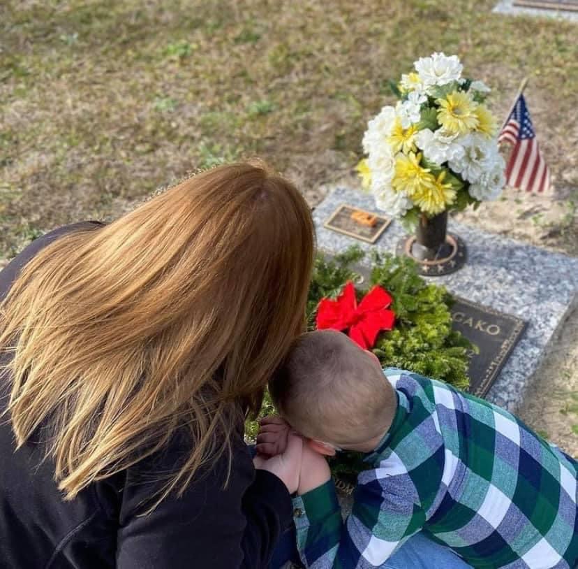 BlueStarFamily's tweet photo. Thanks to our #bsfvolunteers and #BlueStarNeighbors who helped us accomplish our #WAA2020 mission amidst this challenging year. Because of your phenomenal support, we honored veterans at 36+ locations and laid more than 400 wreaths on the graves of American heroes. https://t.co/mD1BiwOLds